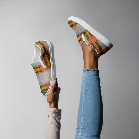 Women’s slip-on canvas shoes in the colors of nature